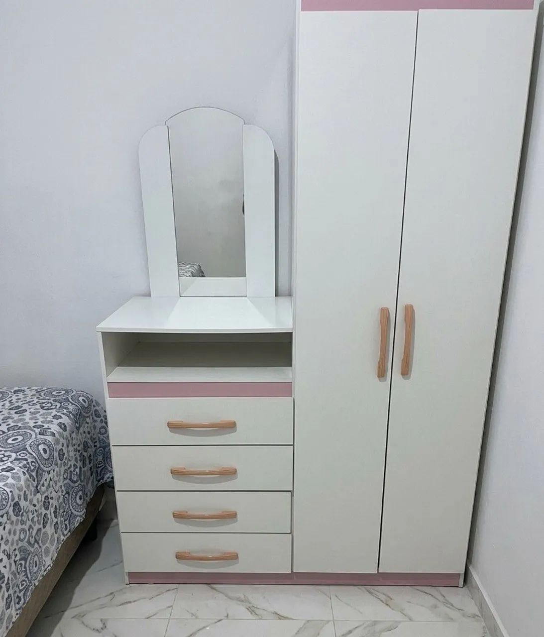 Vendo guarda-roupa ótimo algumas marcas de uso mais ótimo