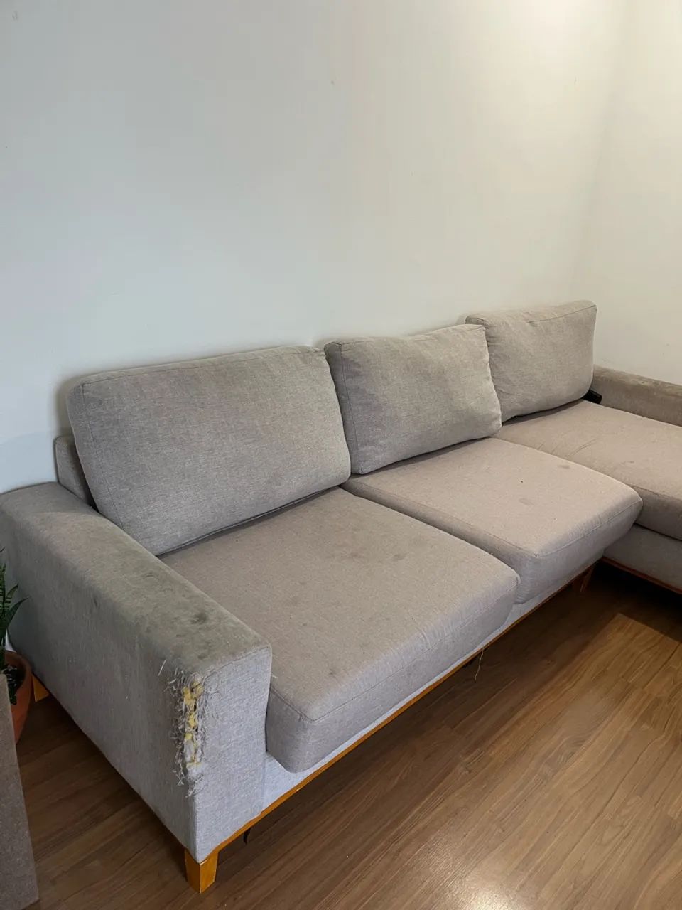 Sofá com chaise tecido em linho 3 lugares usado - Foto 4