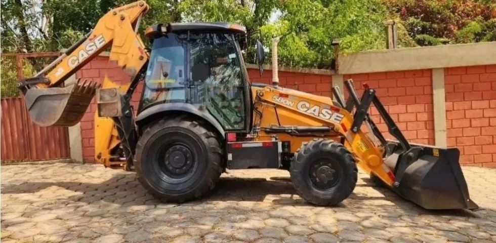Retroescavadeira Case 580 2017