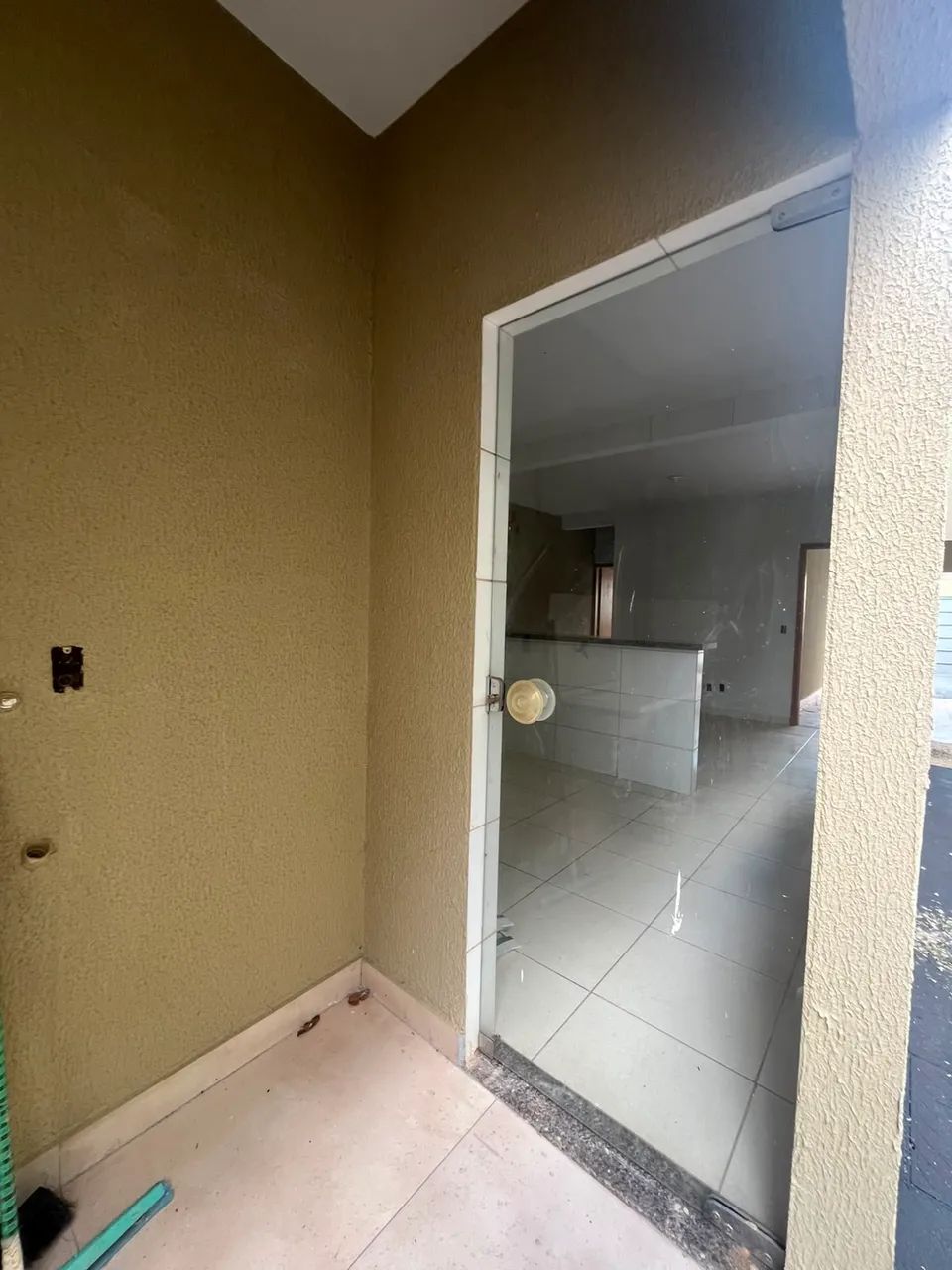 Vende-se casa usada com 2 quartos sendo 1 suíte, sala, cozinha com balcão, quintal!! - Foto 2