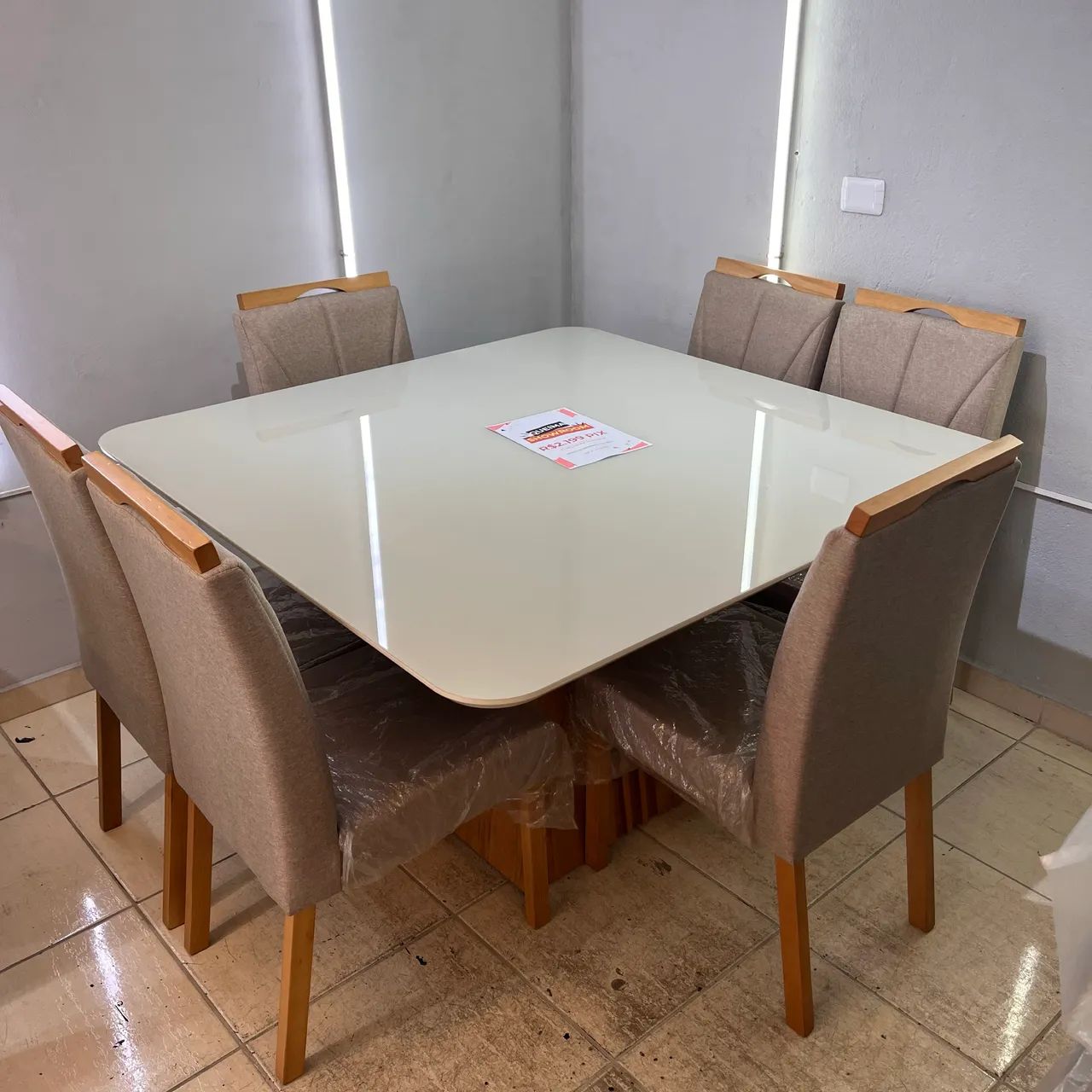 Mesa 1,35x1,35 + 6 cadeiras 