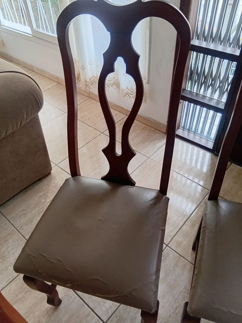 Vendo 5 cadeiras sala de jantar - Foto 2