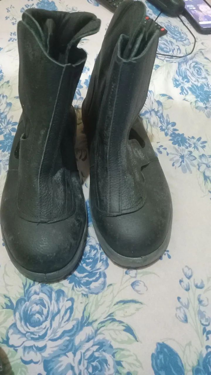 Vendo 2 pares de botas novas  - Foto 2