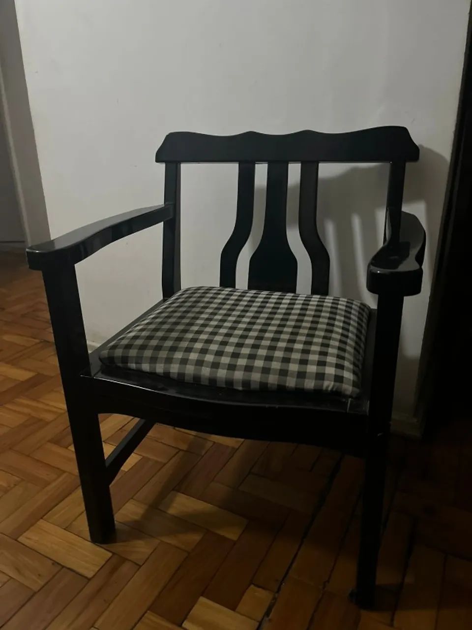 DUAS CADEIRAS DECORATIVAS EM LACA - VALOR TOTAL - Foto 2