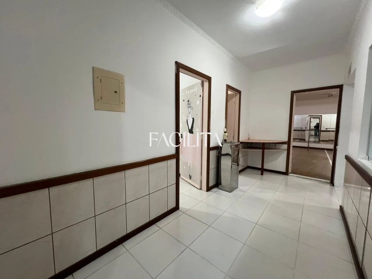 Ponto comercial com 4 salas no bairro Santa Mônica, Florianópolis - Foto 2