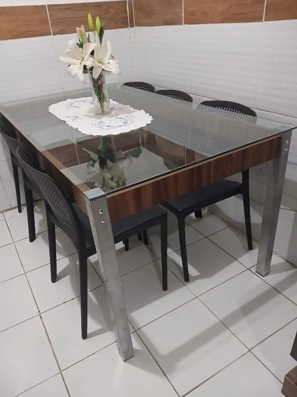 Vendo mesa com 6 cadeiras e tampa de Vidro