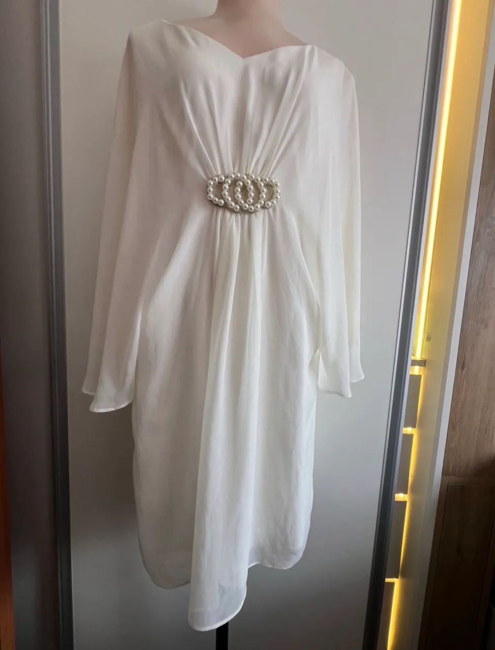 Vestido branco de Luxo com pérola Tam.44 - Foto 5