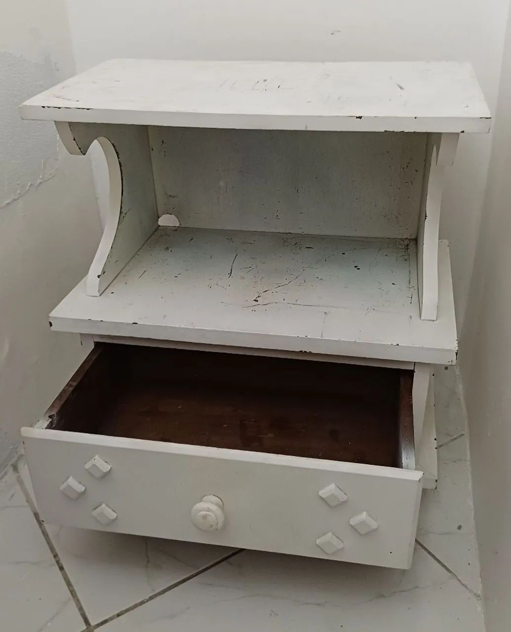 Mesa de cabeceira antiga. Madeira maciça65171914802049121