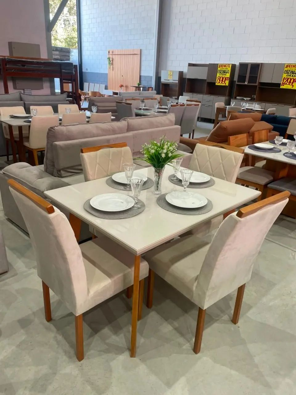 MESA DE JANTAR COM 4 CADEIRAS (ÚLTIMA PEÇA)