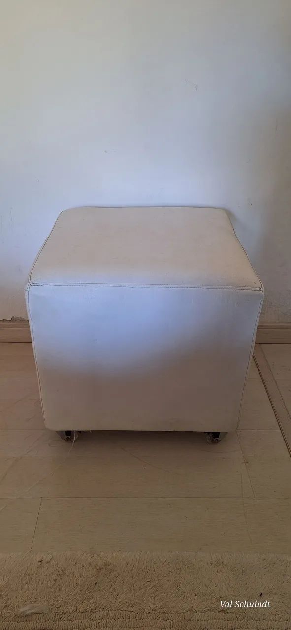 Puf branco corino quadrado com rodízios - Foto 2