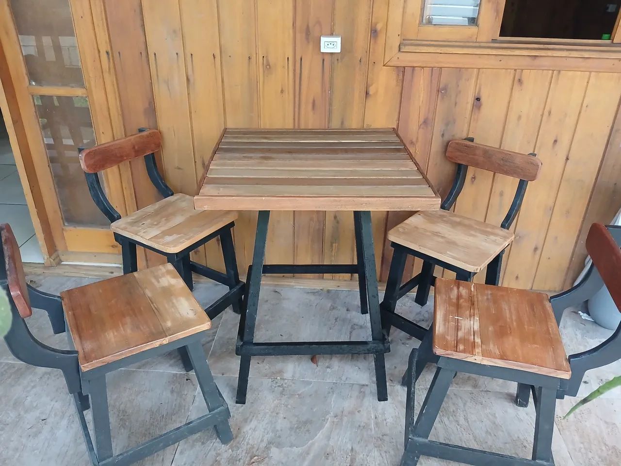 Conjunto mesa e cadeira de bar