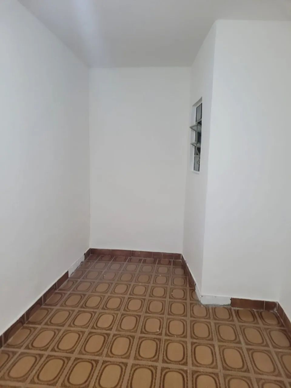 Aluga uma casa de 3 cômodos e banheiro 
