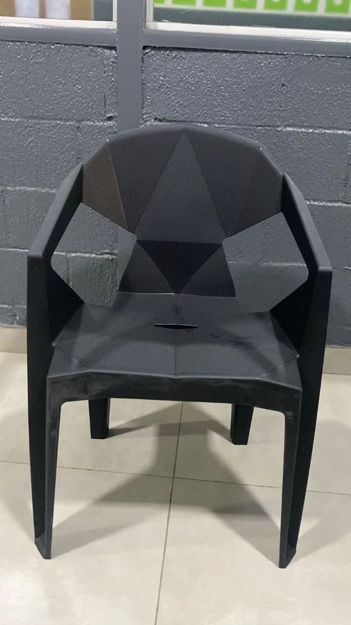 Cadeira Estilosa de Plástico Reforçada