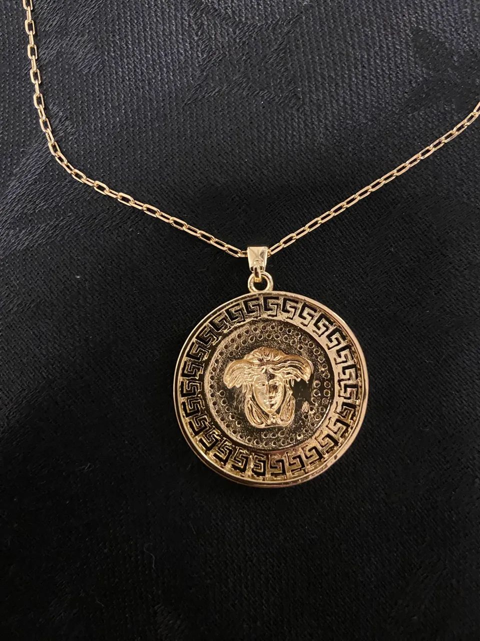 Colar dourado com pedras brancas medusa Versace  - Foto 4