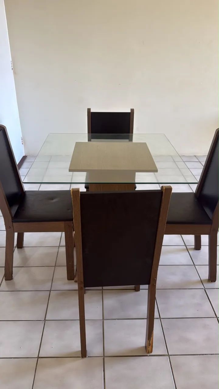 Mesa de jantar com quatro cadeiras - Foto 2