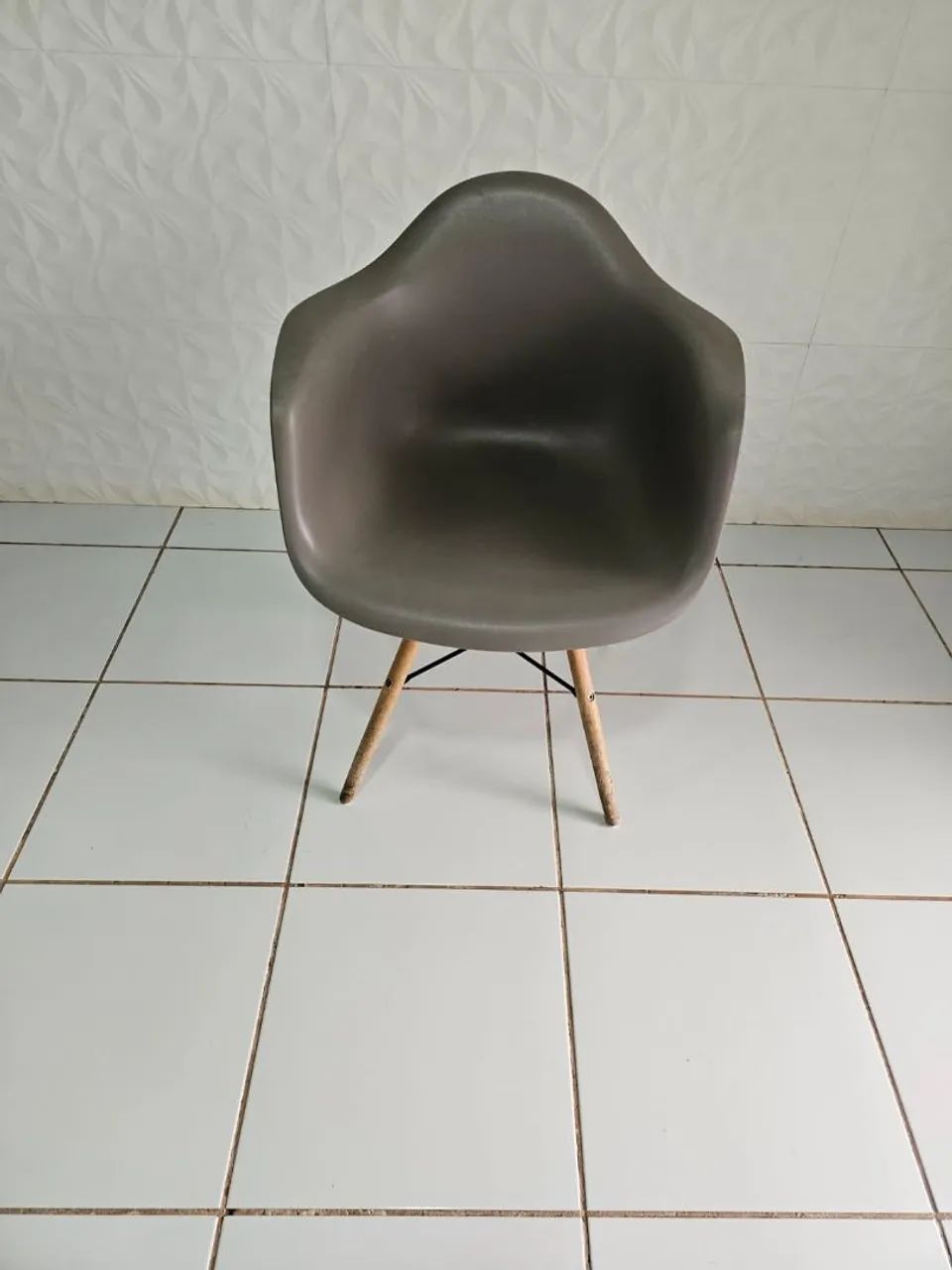 Cadeiras Charles Eames Cinza com Braço - Foto 3