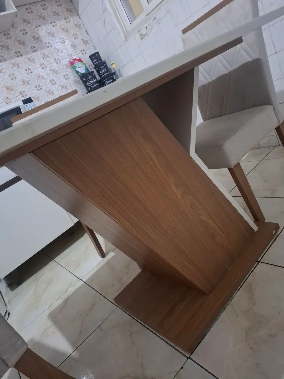 Vendo mesa com 4 cadeiras estofadas  - Foto 4