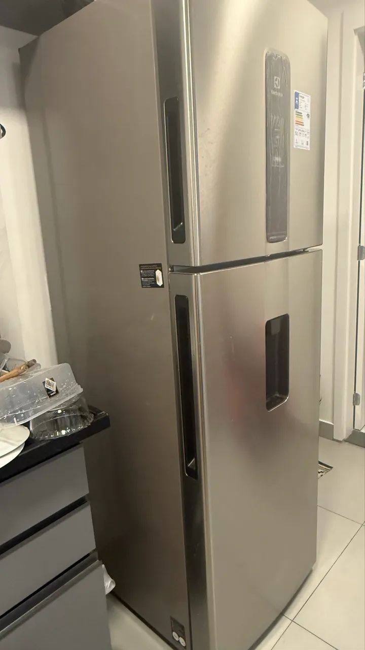 Geladeira Electrolux inox 3 meses de uso com água na porta - Foto 4