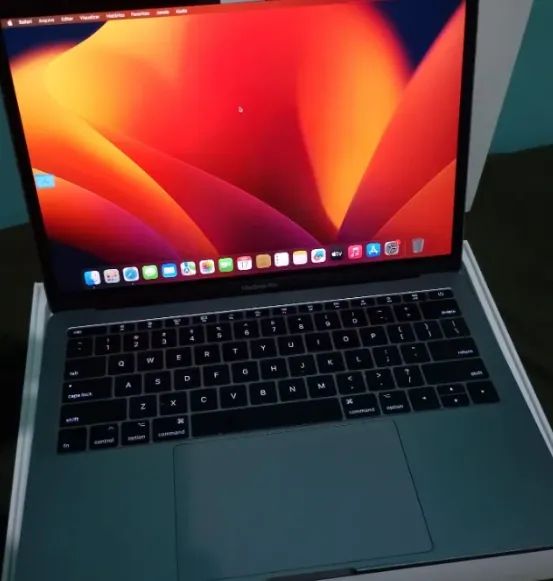 Macbook pro 13 inch 2018-intel core i5 8gb ram ssd 256 gb completo