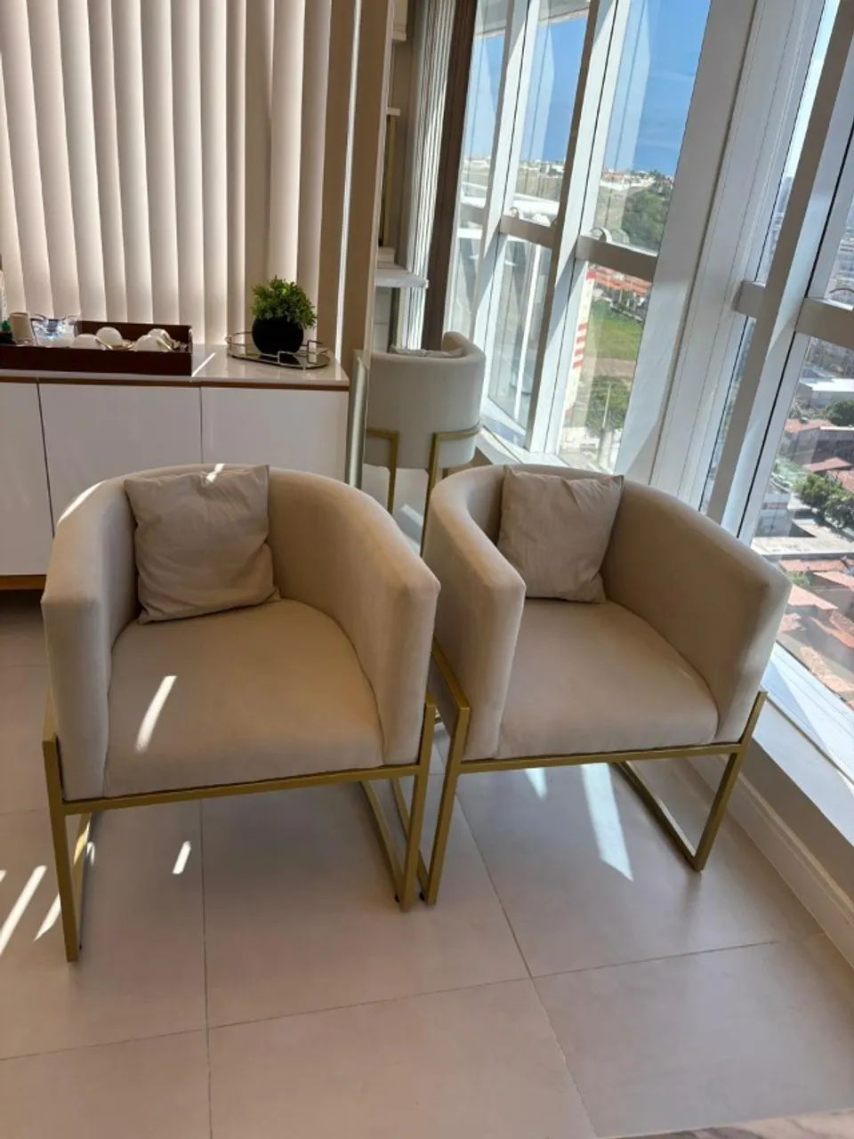 2 Poltronas decorativas com base dourada