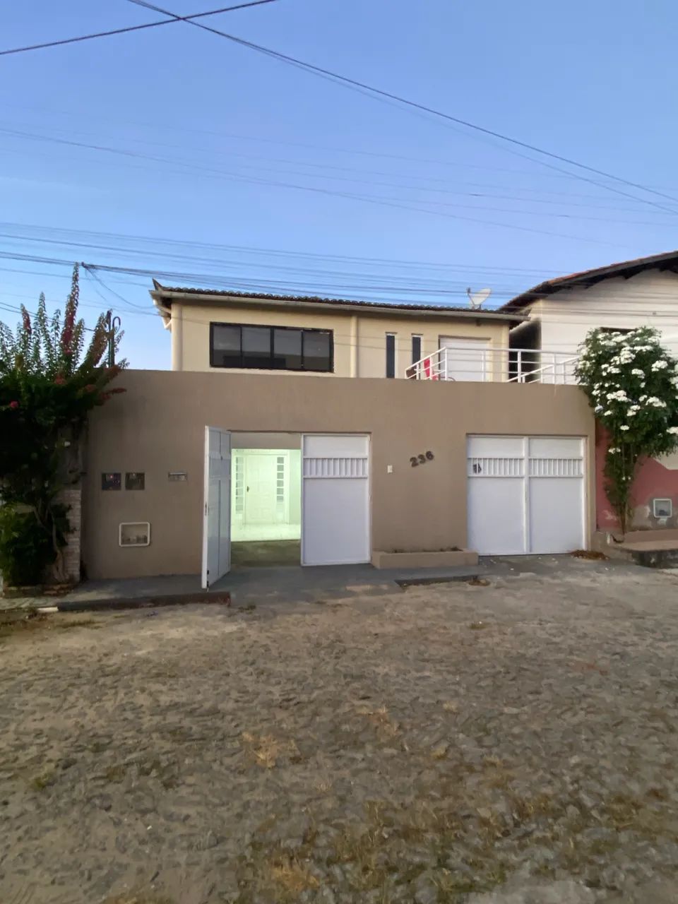 ? Casa para Alugar com 3 Quartos, Suíte, Quintal Grande e Garagem