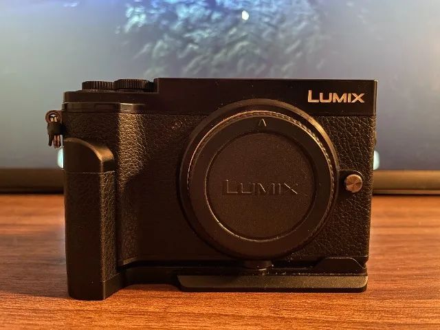 Câmera Panasonic Lumix GX9 + grip JJC + 2 baterias extras - Foto 2