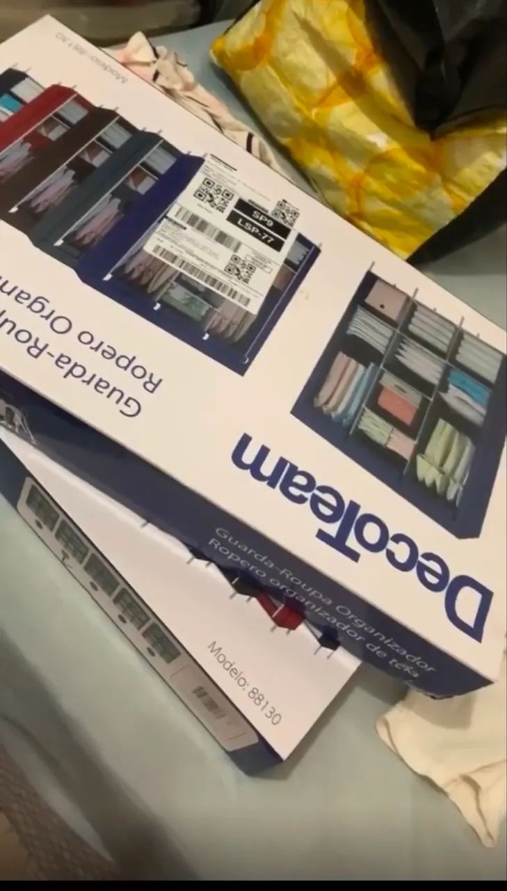 Guarda roupa dobrável na caixa