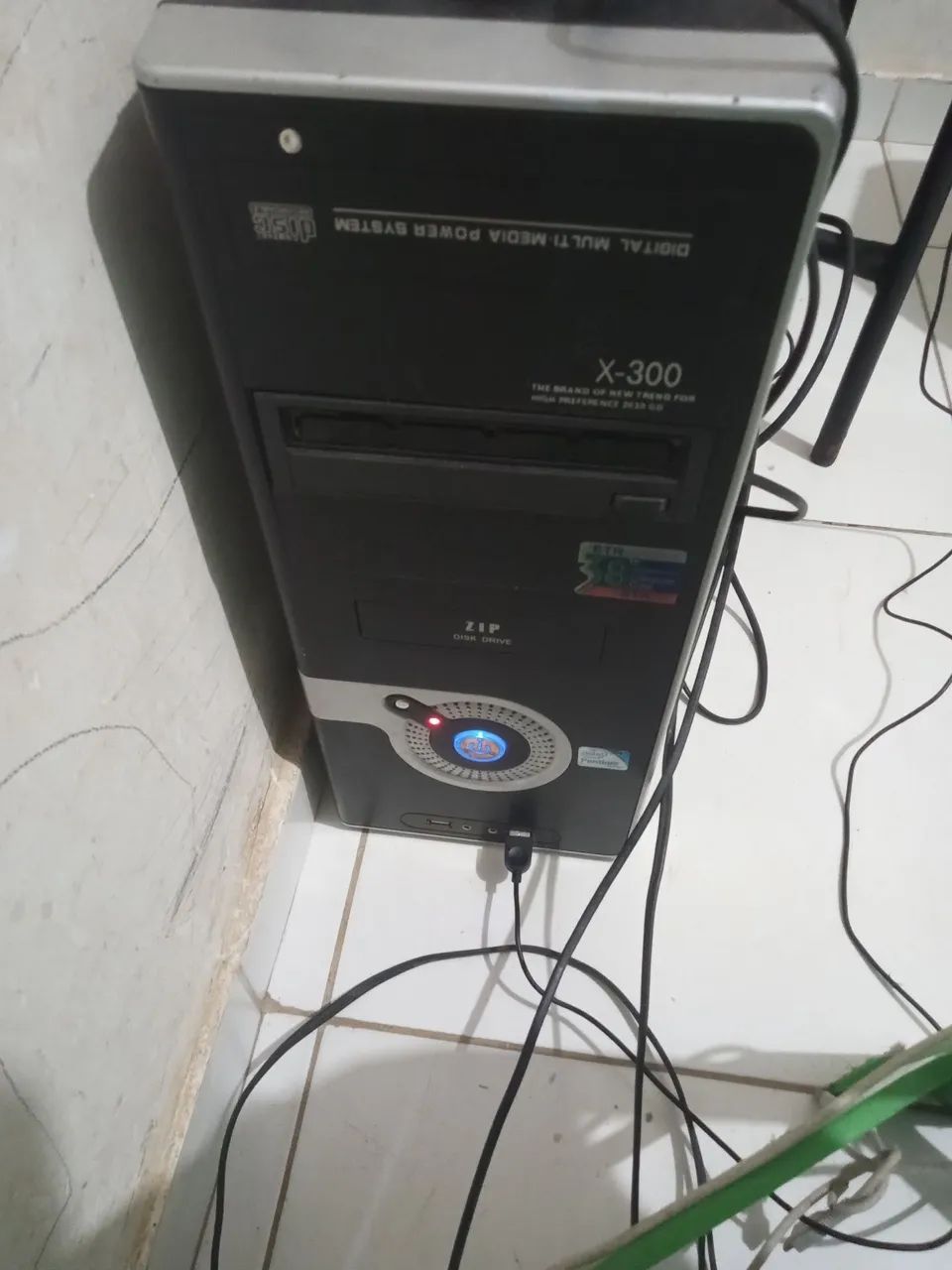 Vendo CPU com teclado e o mouse
