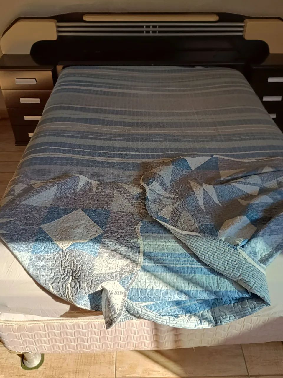 Vendo cama box de casal com cabeceira em ótimo estado. - Foto 5