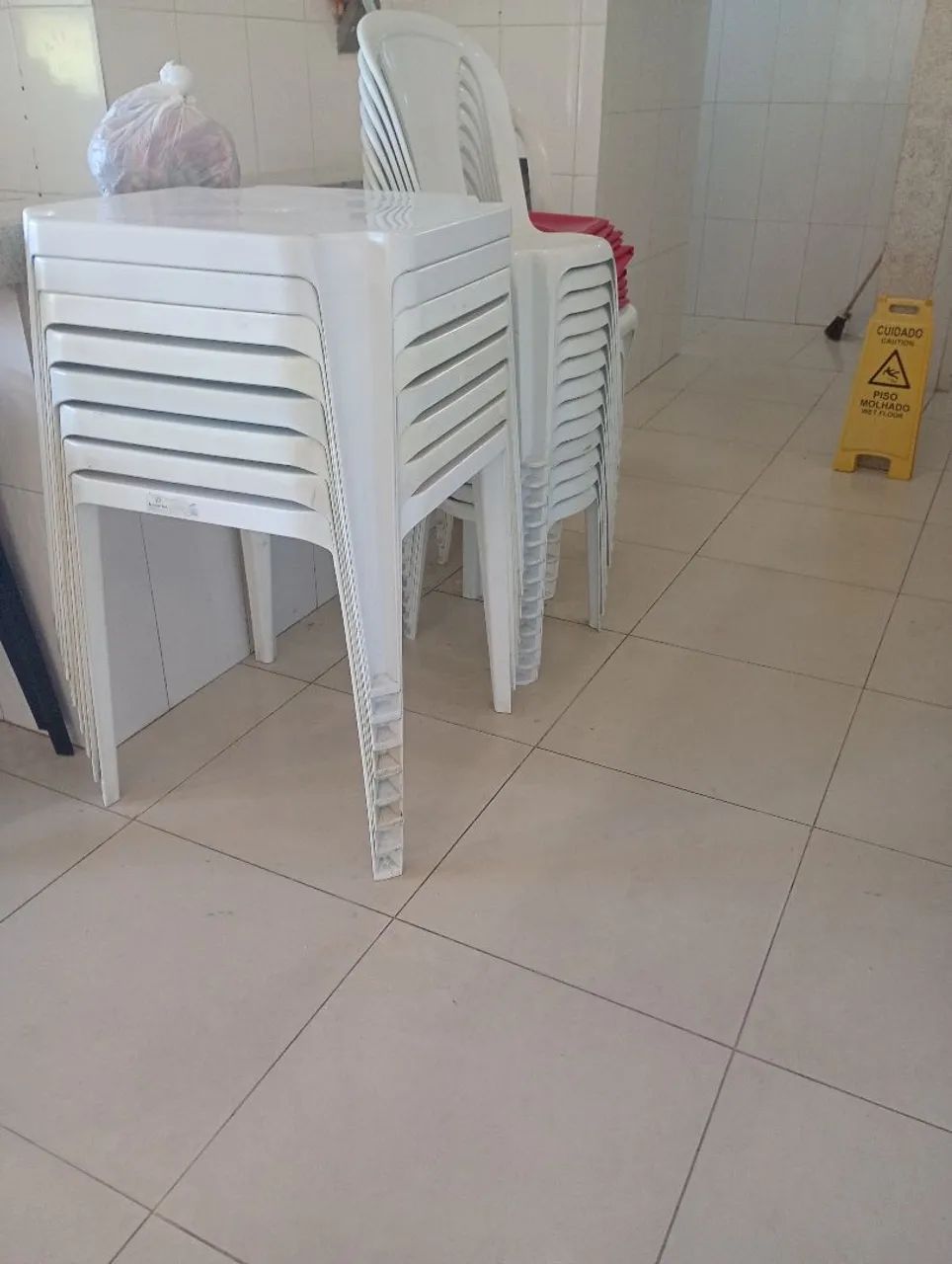 Vendo mesas cadeiras semi nova  - Foto 2