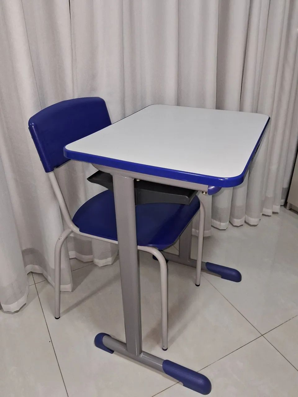 Conjunto de mesa e cadeira de estudo