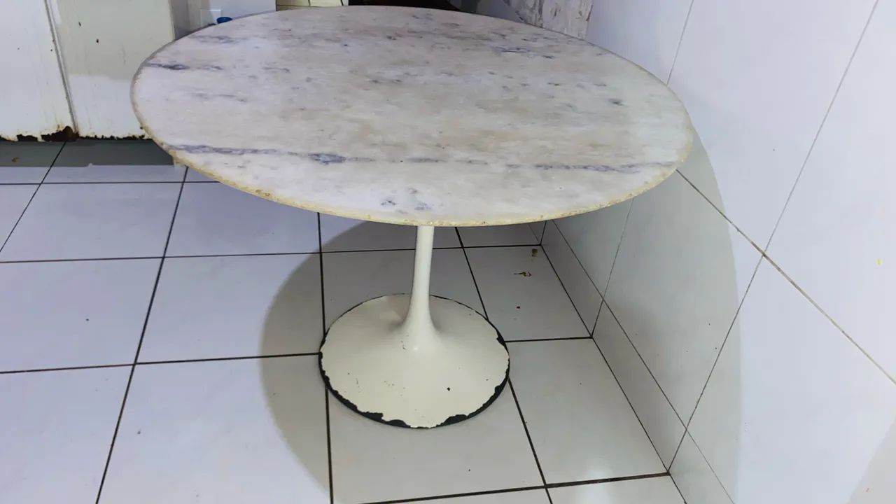 Mesa redonda com tampo de mármore e base de ferro - Foto 2