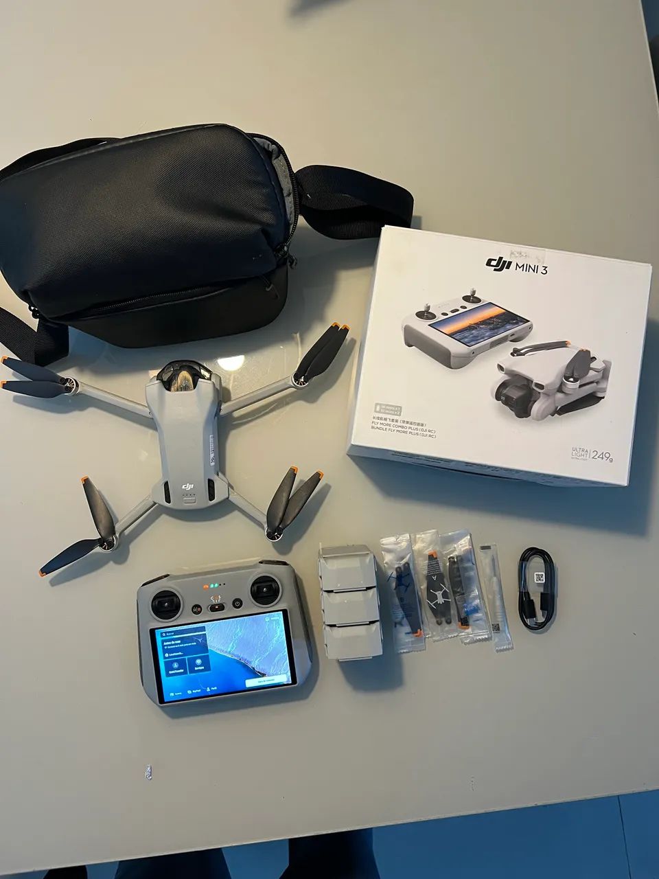 Drone DJI Mini 3 Fly More Combo - RC com tela e 3 baterias 4k