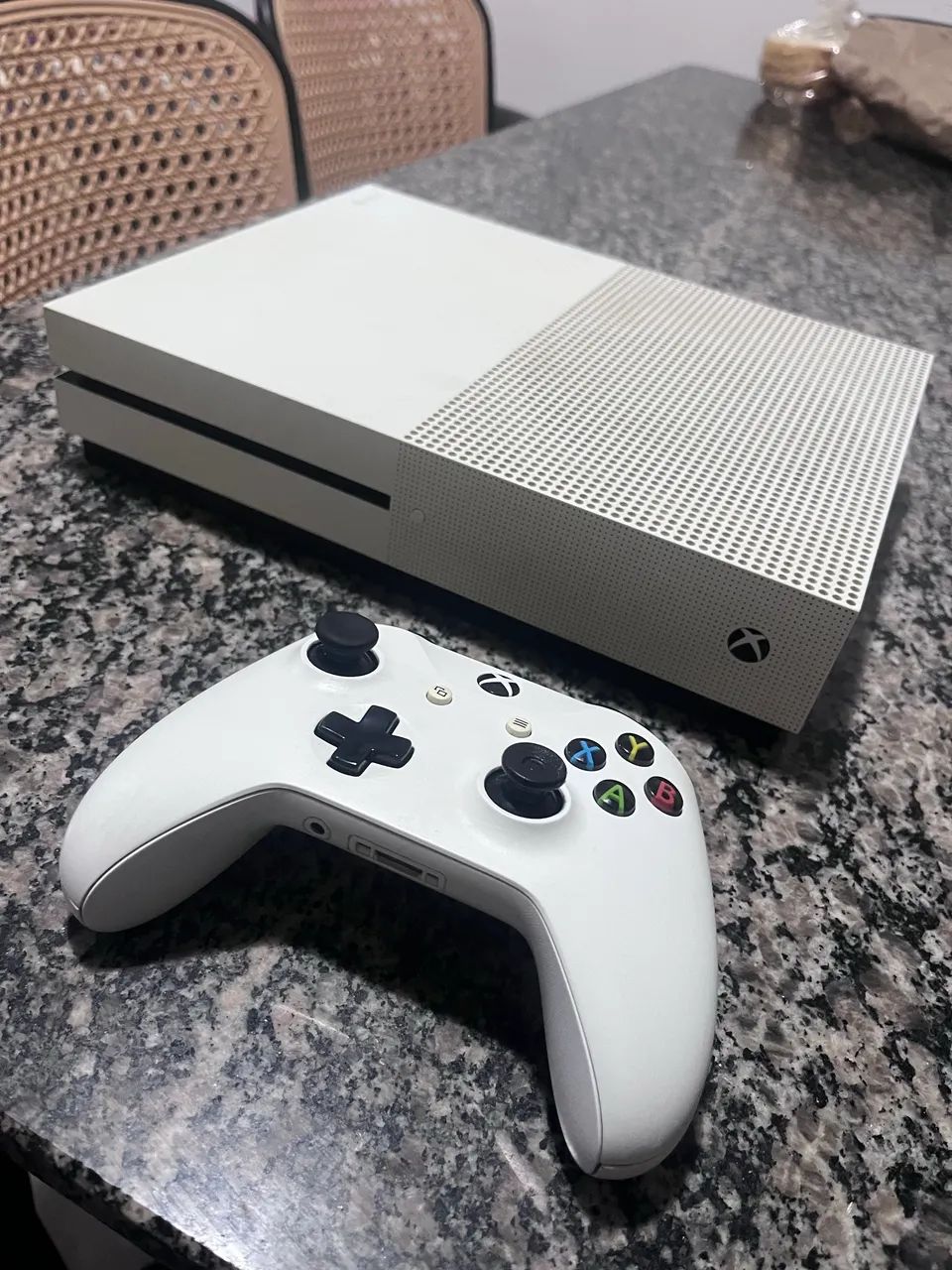Xbox one S 800gb com resident evil 4 clássico incluso  - Foto 3