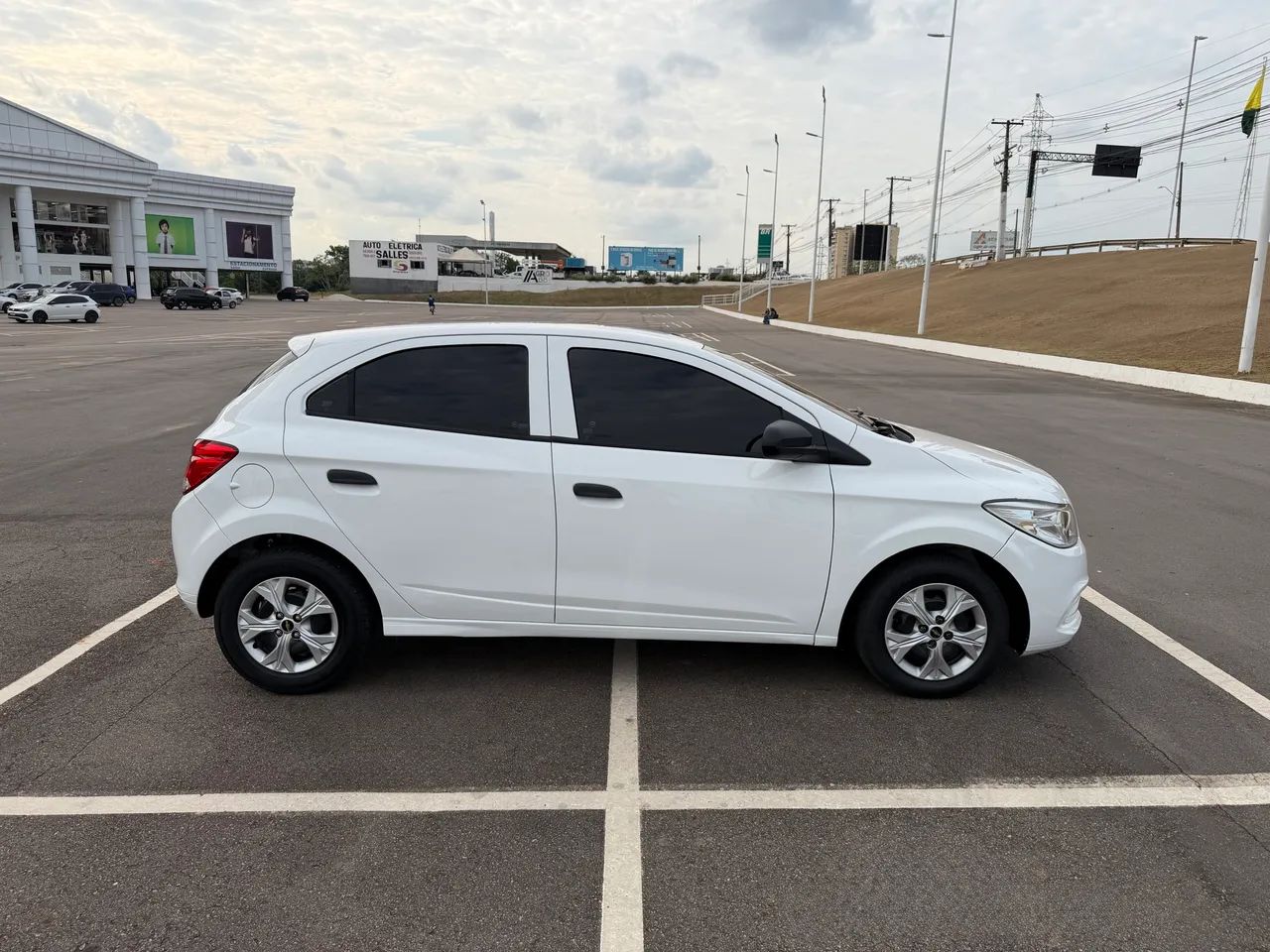 Chevrolet Onix JOY Hatch 1.0 8V Flex Mec. 4P 2018 - Foto 2