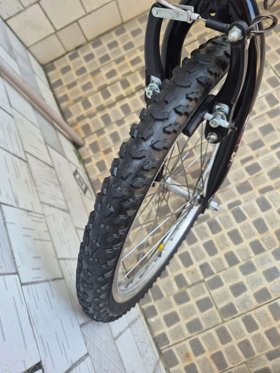Bicicleta aro 20 Batman semi nova  - Foto 4