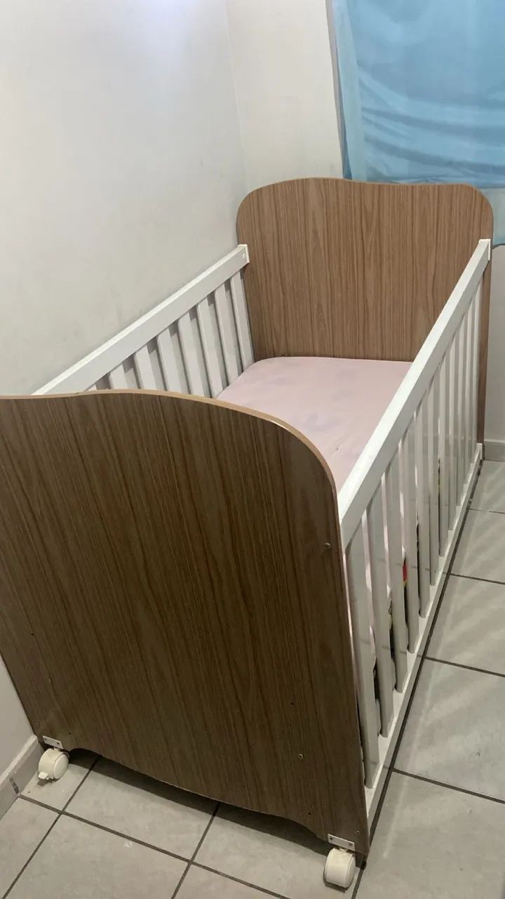 BERÇO BEGE COM DETALHES NA COR MARROM