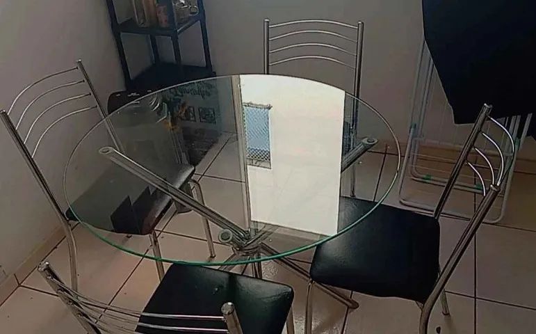 Mesa de jantar redonda de vidro temperado com 4 cadeiras - Excelente estado - Foto 2