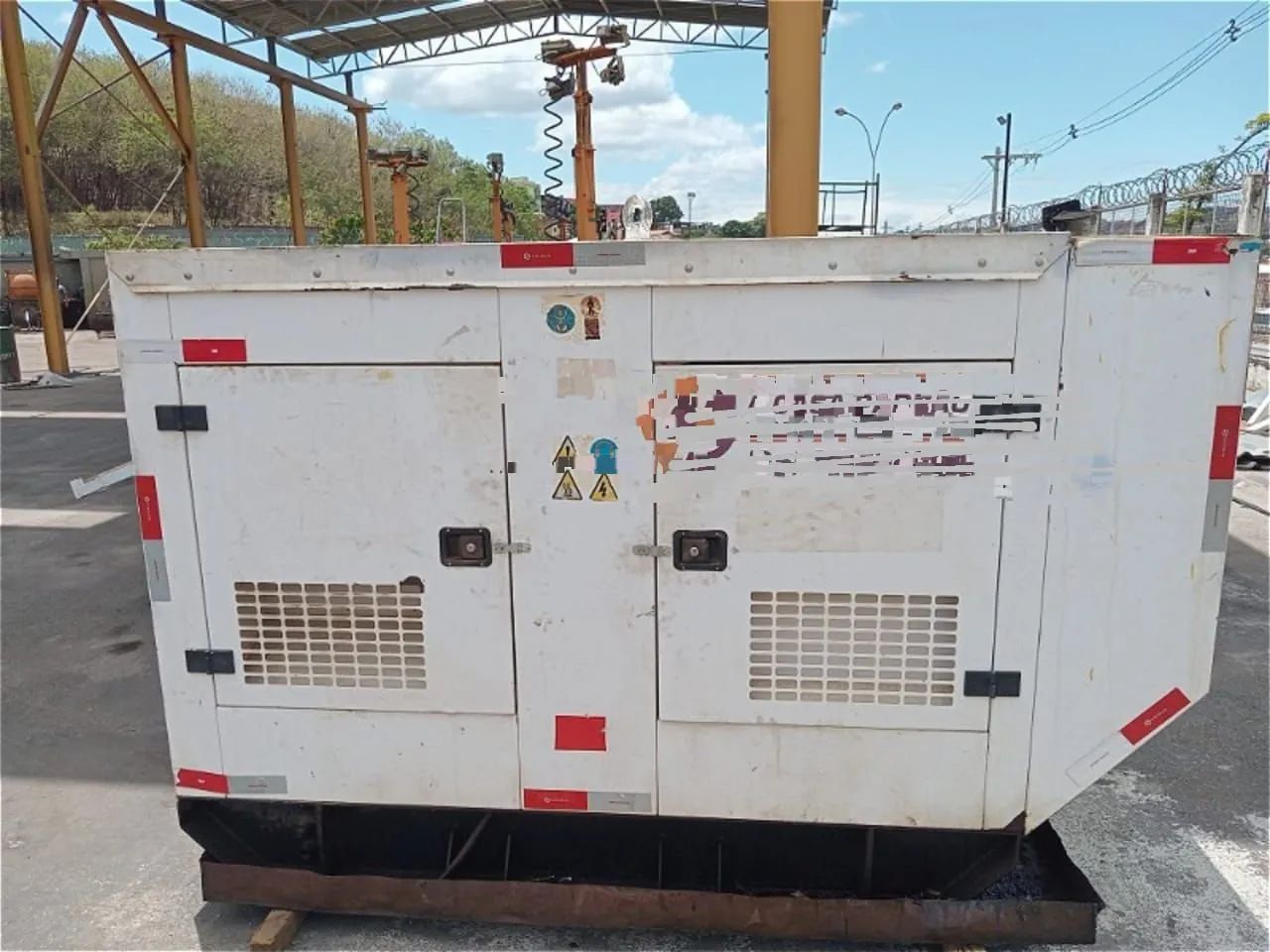 Grupo gerador 55 KVA/ 50 KVA cabinado a diesel  motor mwm
