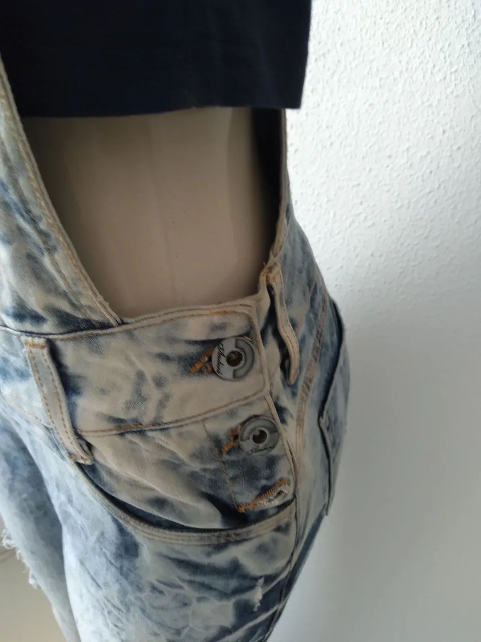 Macacão Jeans estiloso Tam _ 38 no Precinho  - Foto 4