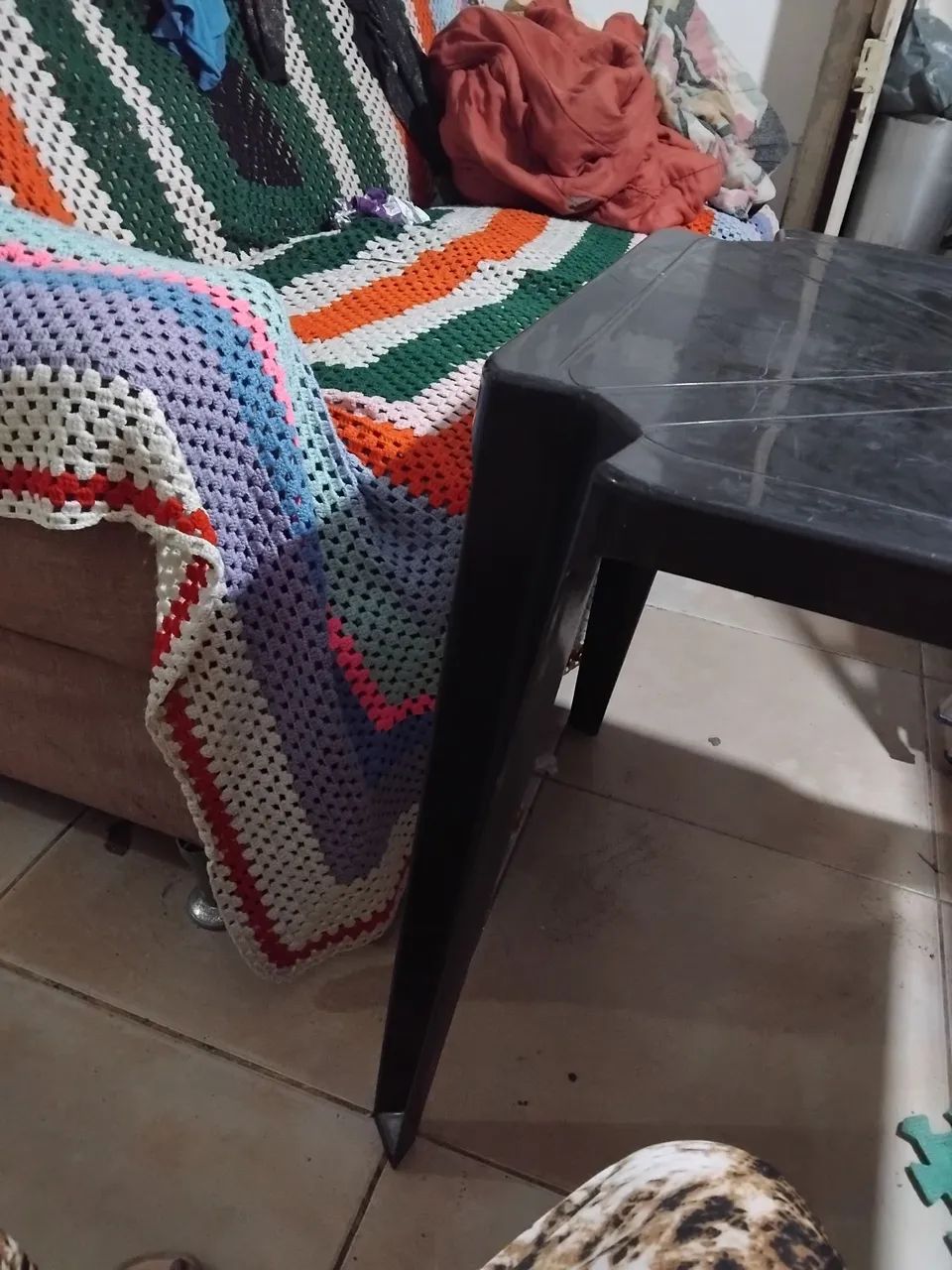 Mesa plástica preta e so a mesa so uma nao tenho cadeiras nao desmonta venda  - Foto 2
