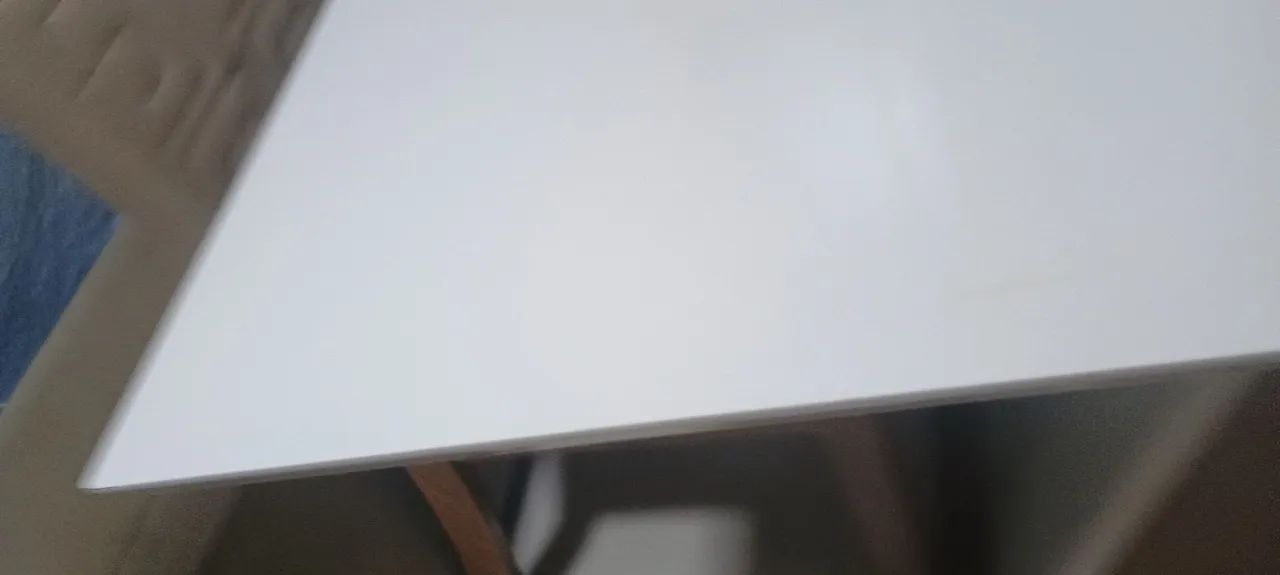 mesa sem as cadeiras 