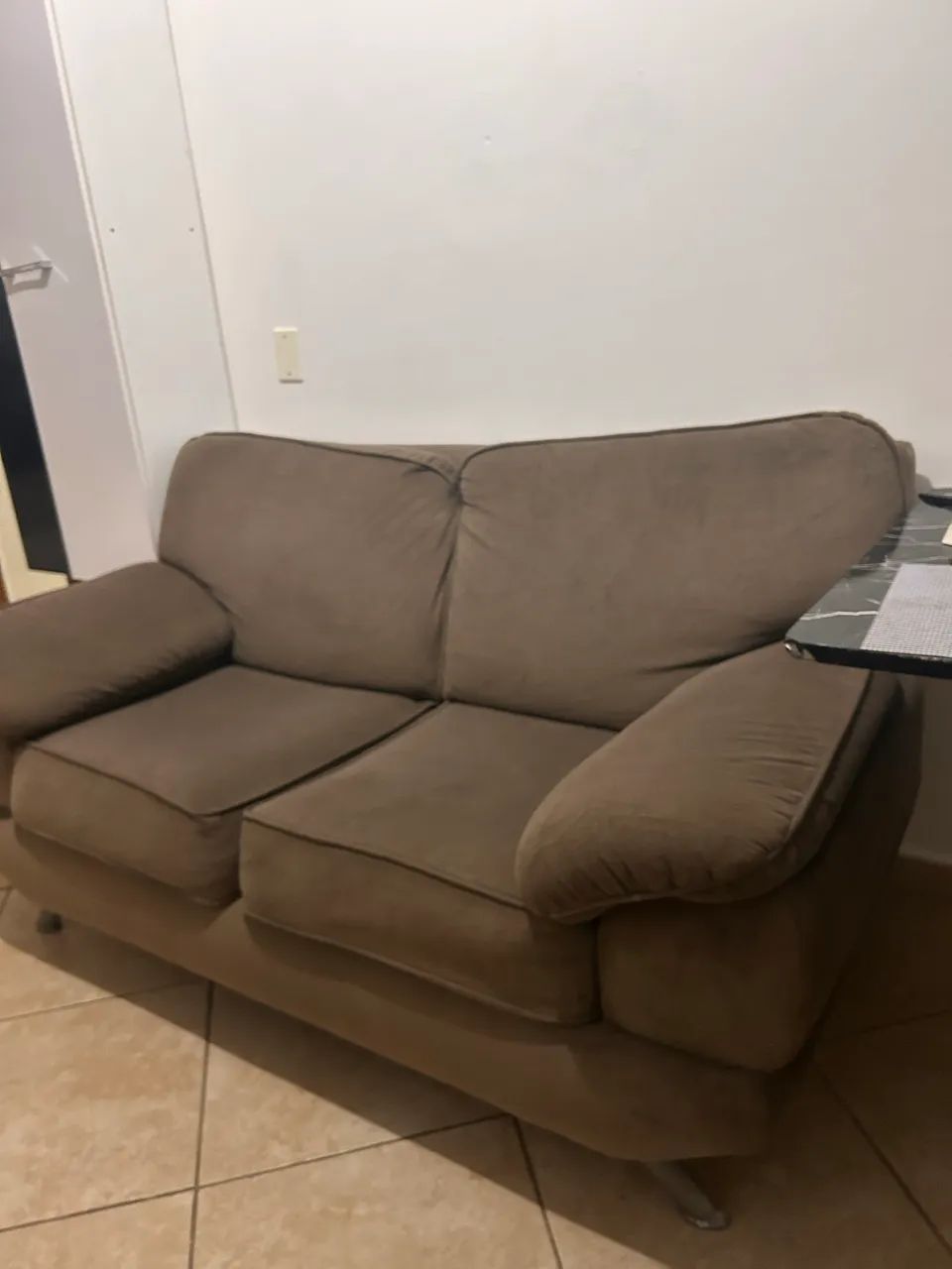 Sofá 2 lugares em suede marrom - confortável e conservado - Foto 2