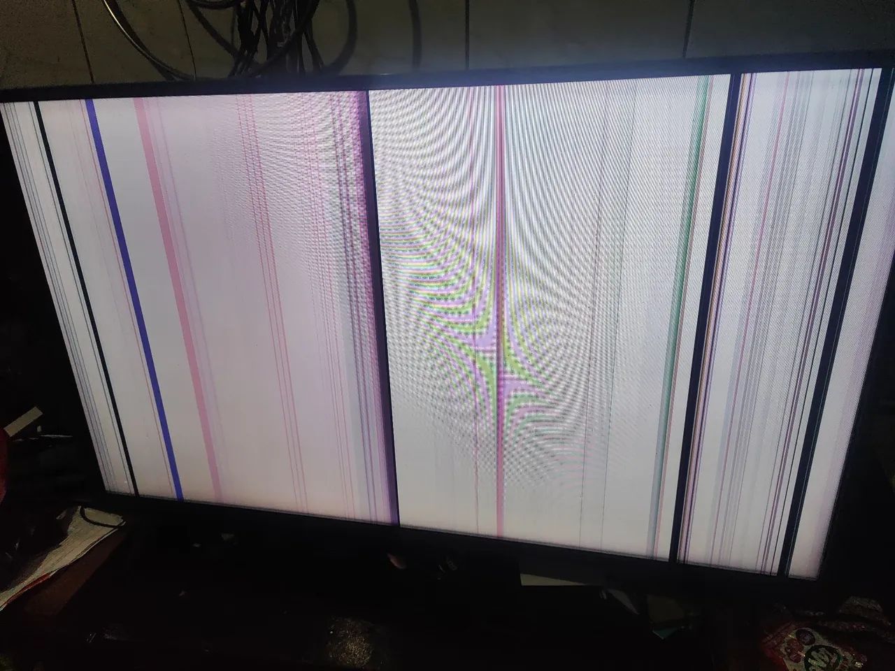 Tv com defeito retirada de peças 
