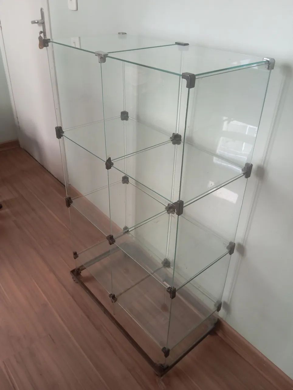 Balcão de vidro expositor com base e rodinha 