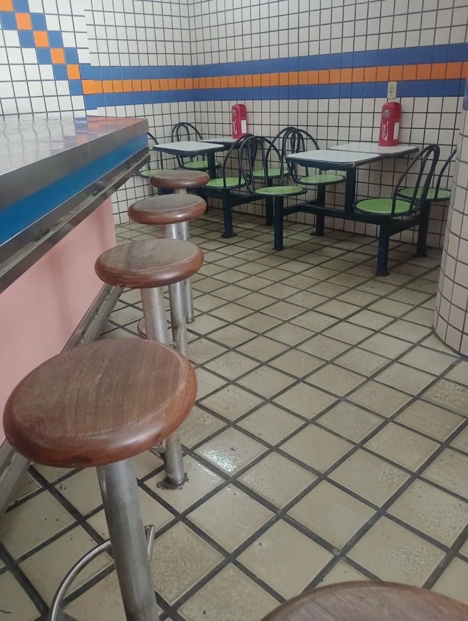 TRÊS CONJUNTOS DE MESA COM BANCOS - Foto 2