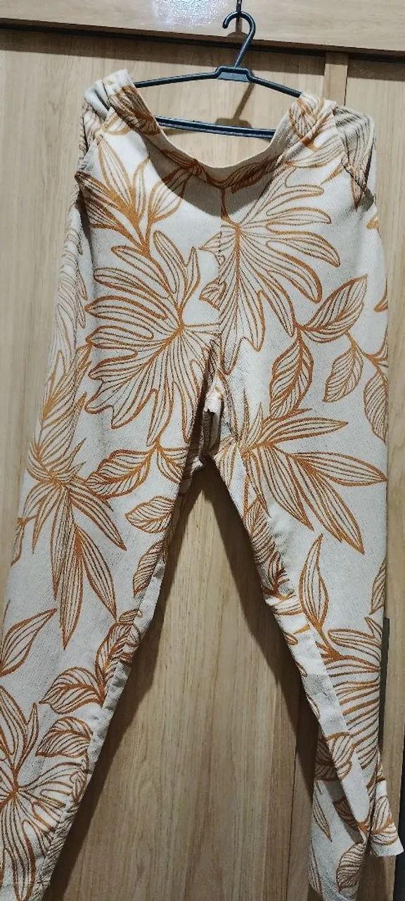 Calça pantalona bege com bolsos