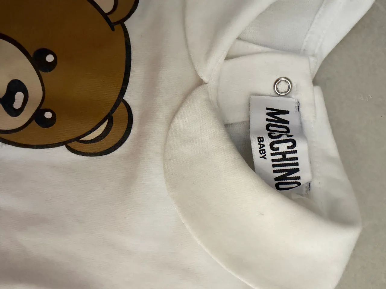 macacão moschino kids branco 6 meses - Foto 4