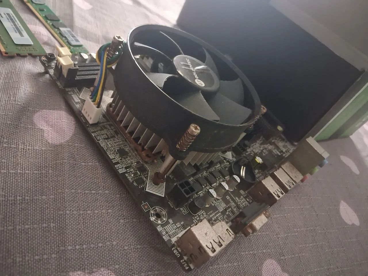 Placa mãe sem bateria e 4 pentes de 4gb de ram  - Foto 3