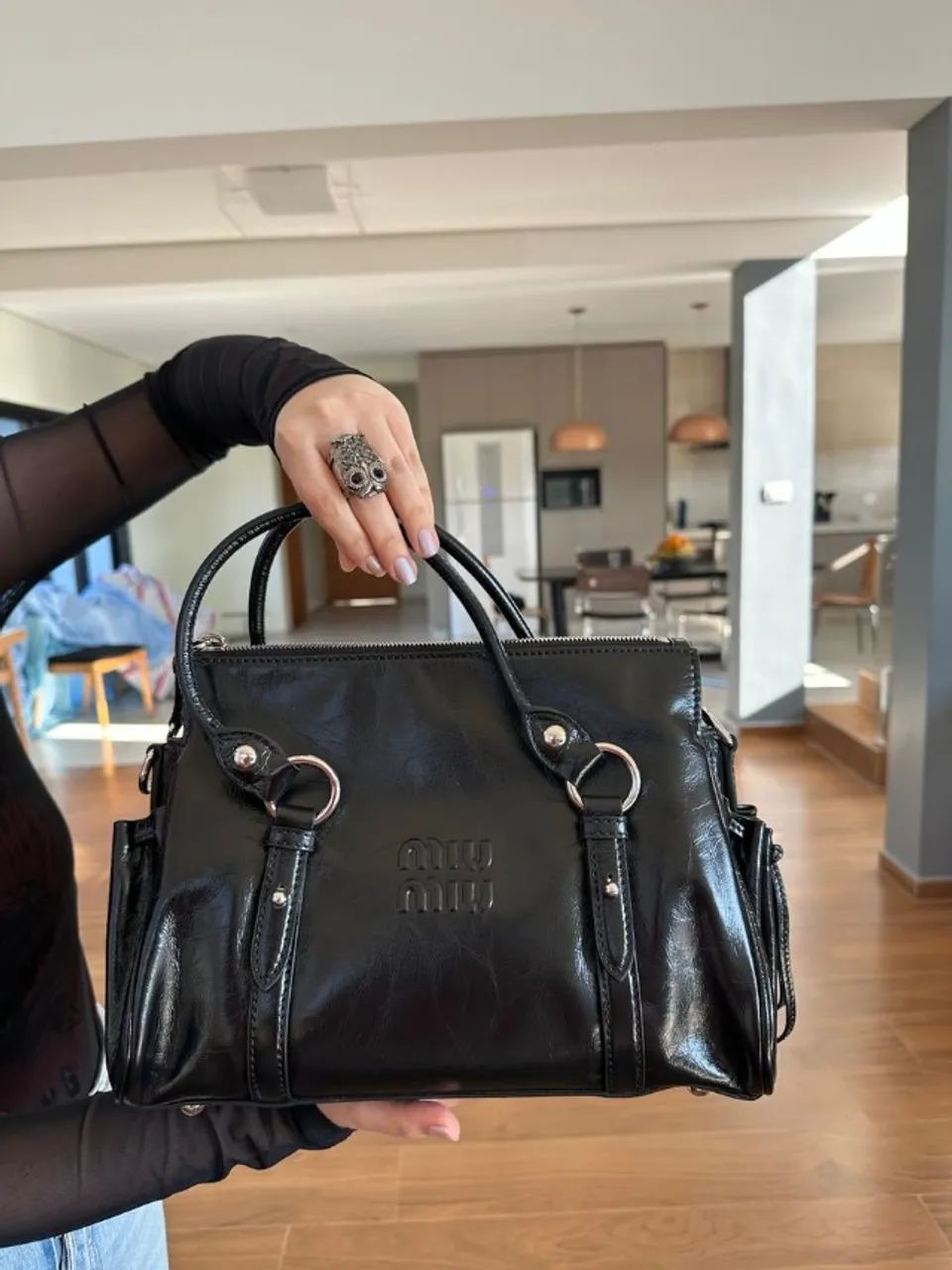 bolsa miu miu preta em couro de bezerro 100%, com acabamento sofisticado e logo gravado. p - Foto 3
